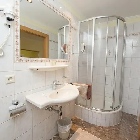 莱本采尔特酒店 3*